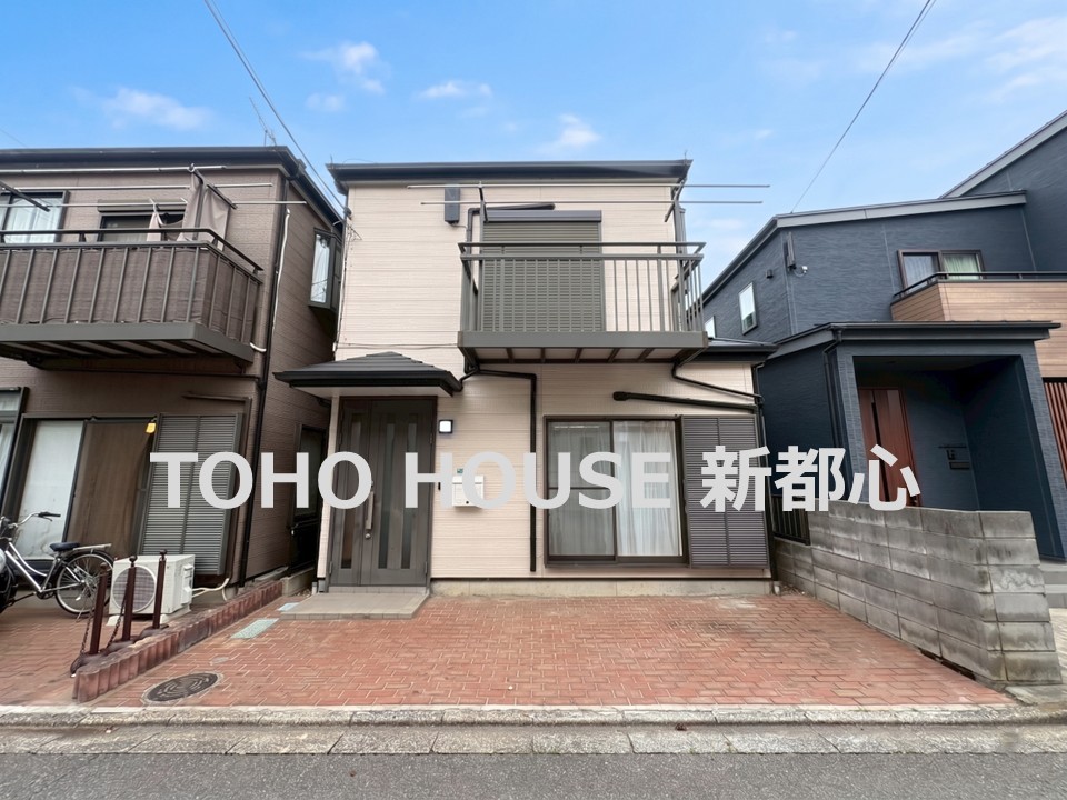 小学校まで徒歩4分でお子様の通学も安心。徒歩圏内に商業施設が多数あります。