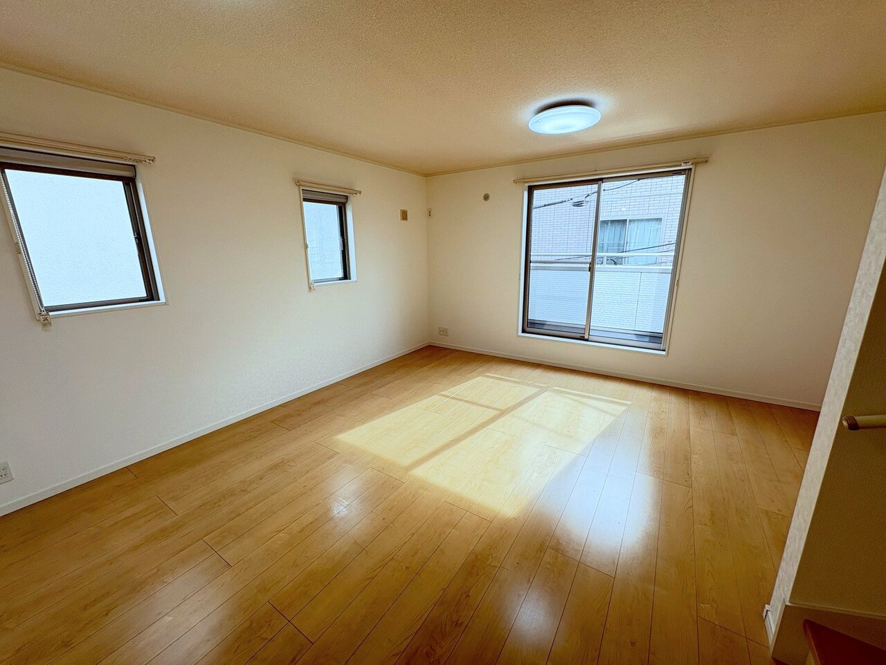 キッチンからリビングまでたっぷりと光が注ぎ、明るく気持ちの良いお住まいです。