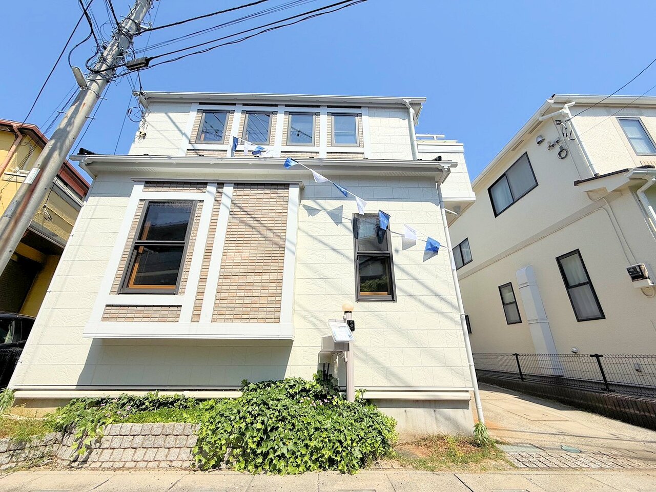 閑静な住宅街に佇みます。4LDK+小屋裏収納・WIC付きのお住まい。