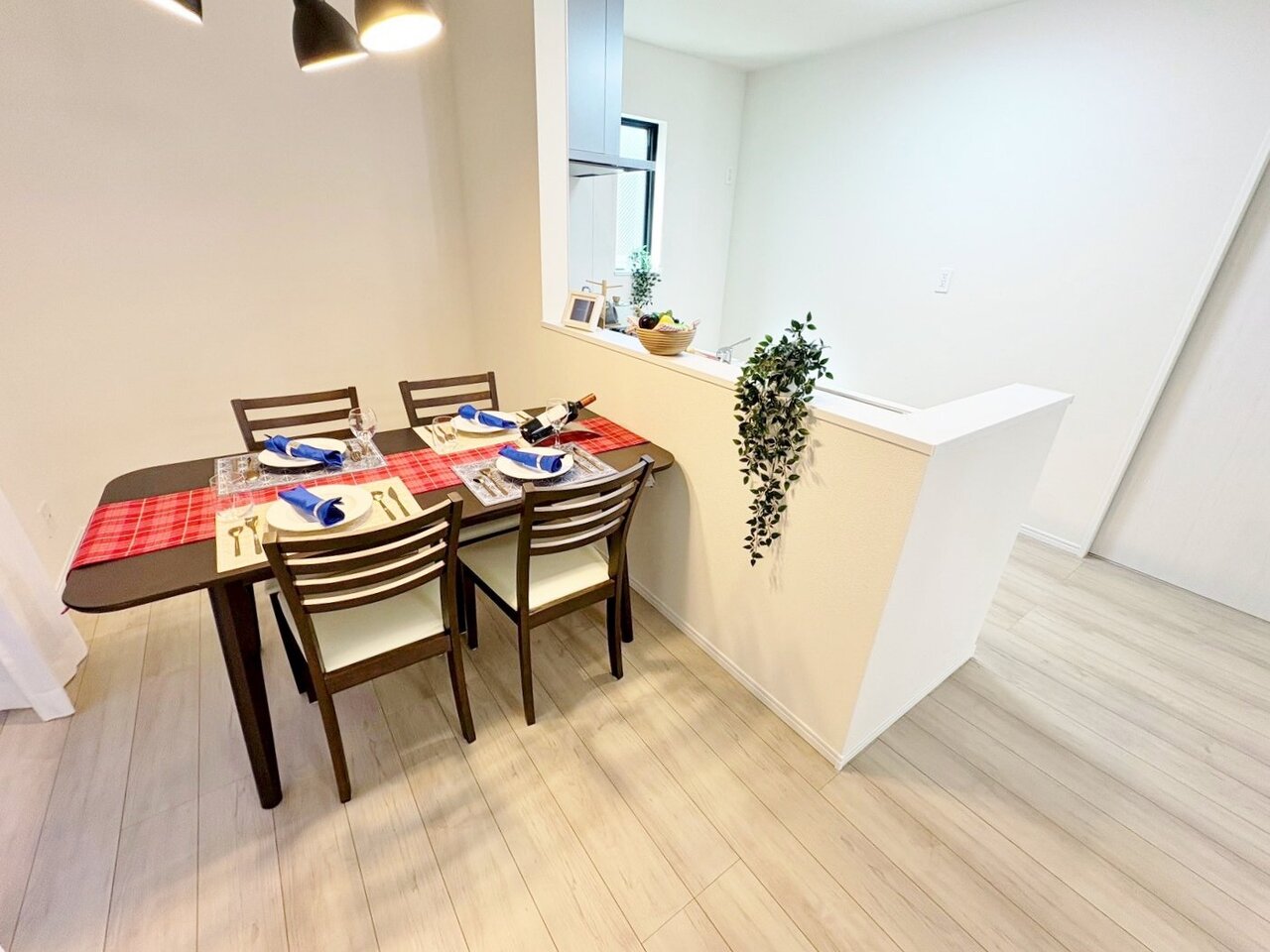 食卓を囲み、会話を愉しむ憩いのダイニング。