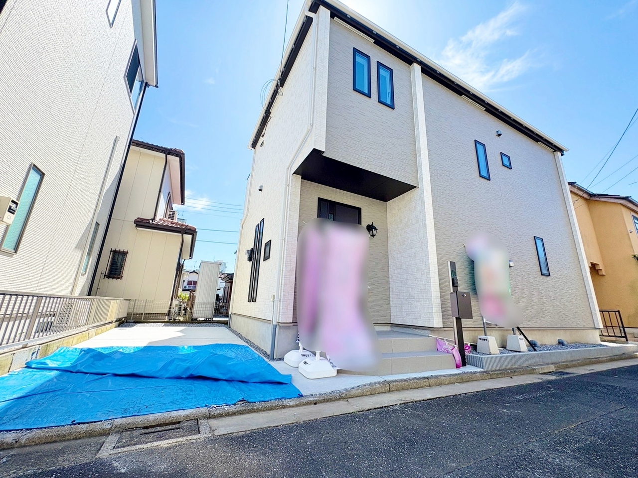小学校まで徒歩170ｍ、スーパーまで約550mです。全居室東南向き、6帖以上のゆとりある間取り。