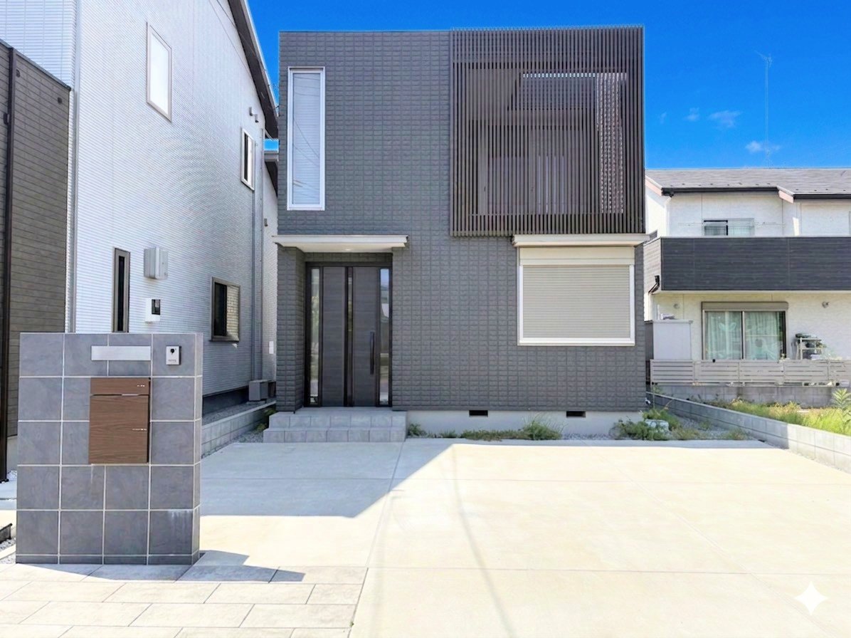 令和5年築の築浅のお住まい。区画整理地内につき綺麗な街並みです。
