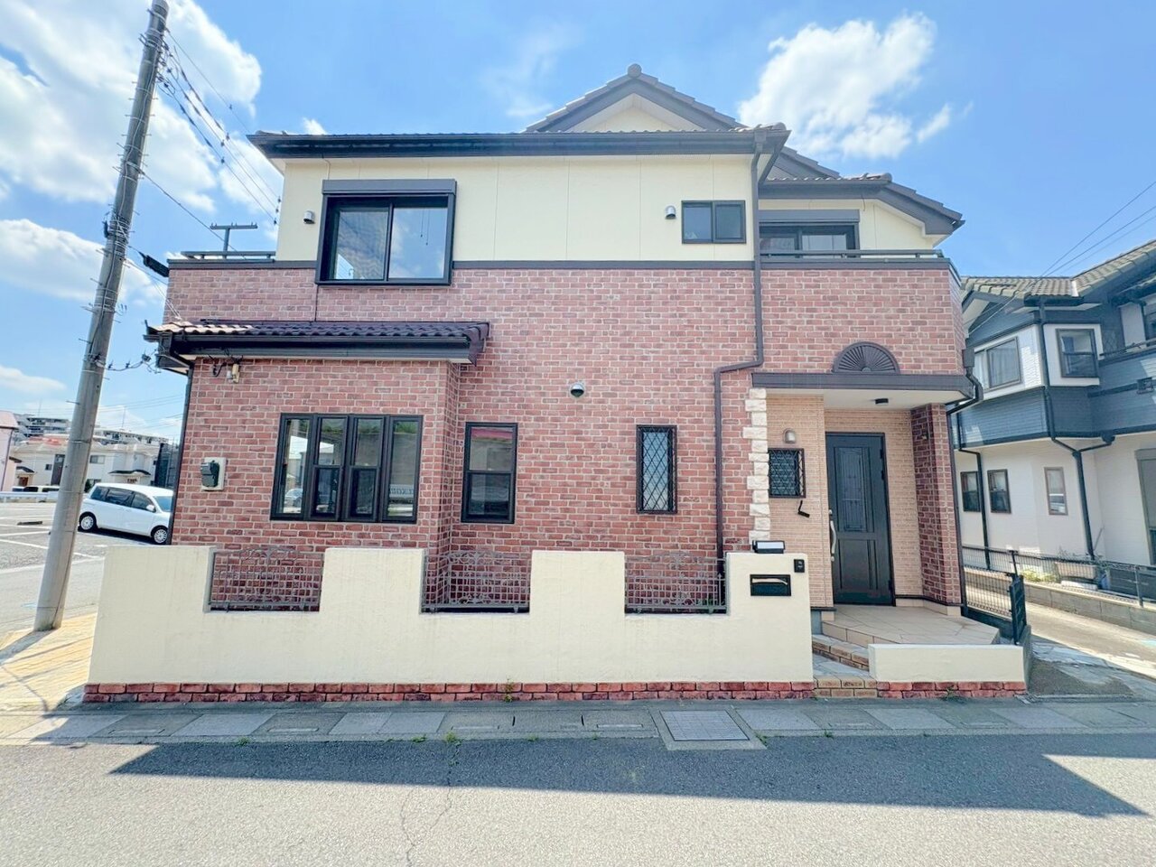 土地面積は30坪超、南東角地に面した4SLDKのお住まいです。