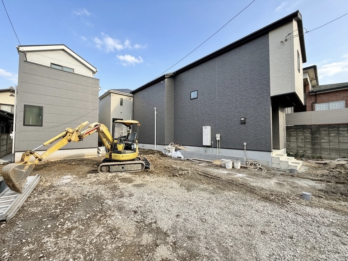 左が当物件。敷地面積は42坪超、全居室南向きの3LDKのお住まい。(令和8年6月 撮影)