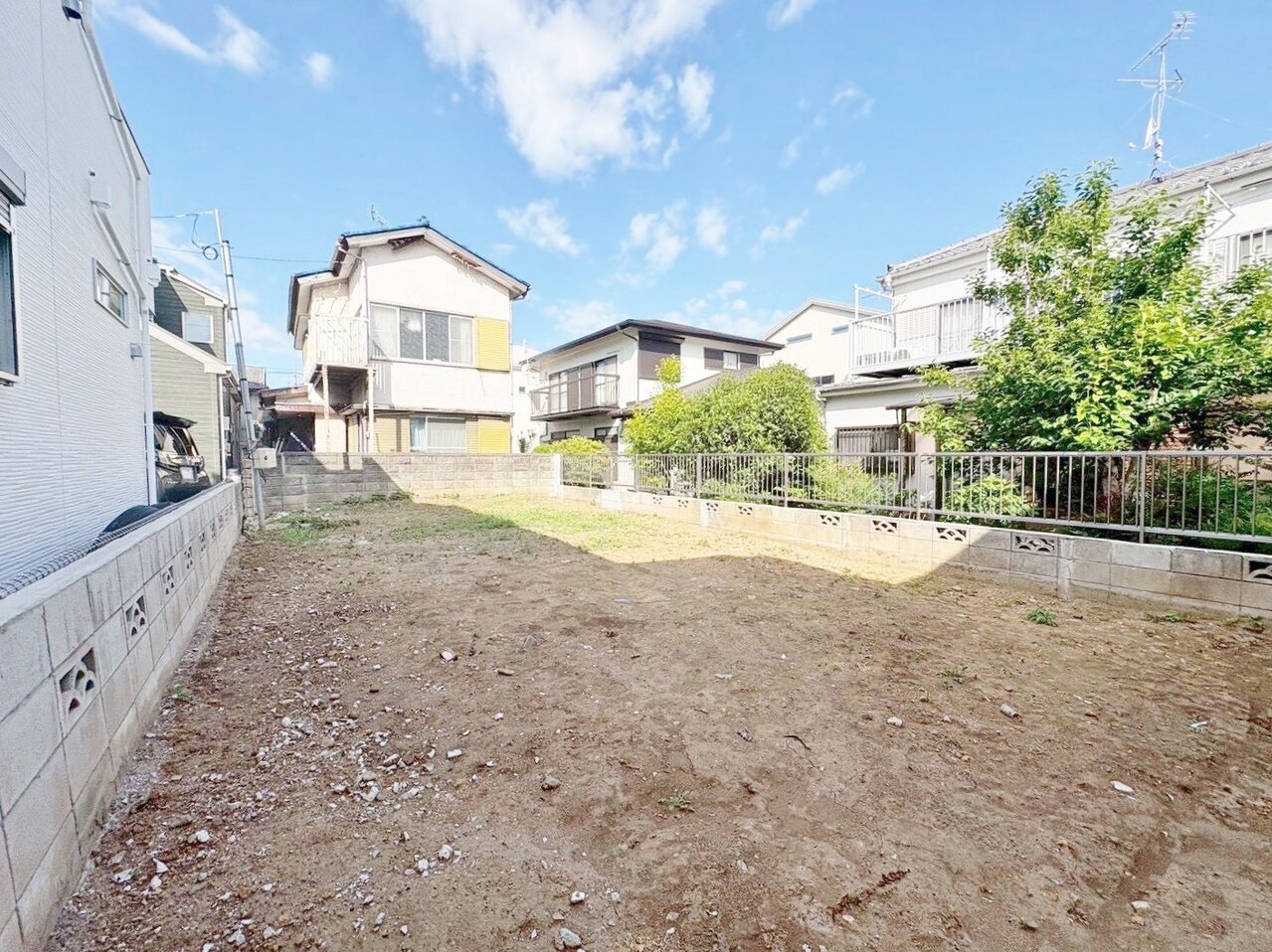 屋上にイスやテーブルを置くことで快適なアウトドア空間に。(令和8年5月 撮影)