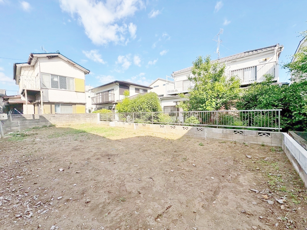 L型バルコニーに面した主寝室は広々8帖です。(令和8年5月 撮影)