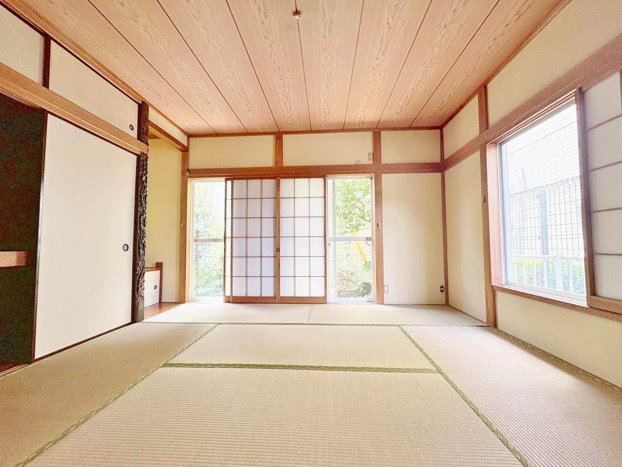 掛け軸や生花などが飾られる床の間は、お客様をもてなす空間。