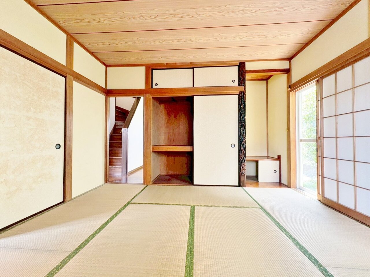８帖の和室は日常の喧騒を忘れさせる癒しの場となるでしょう。