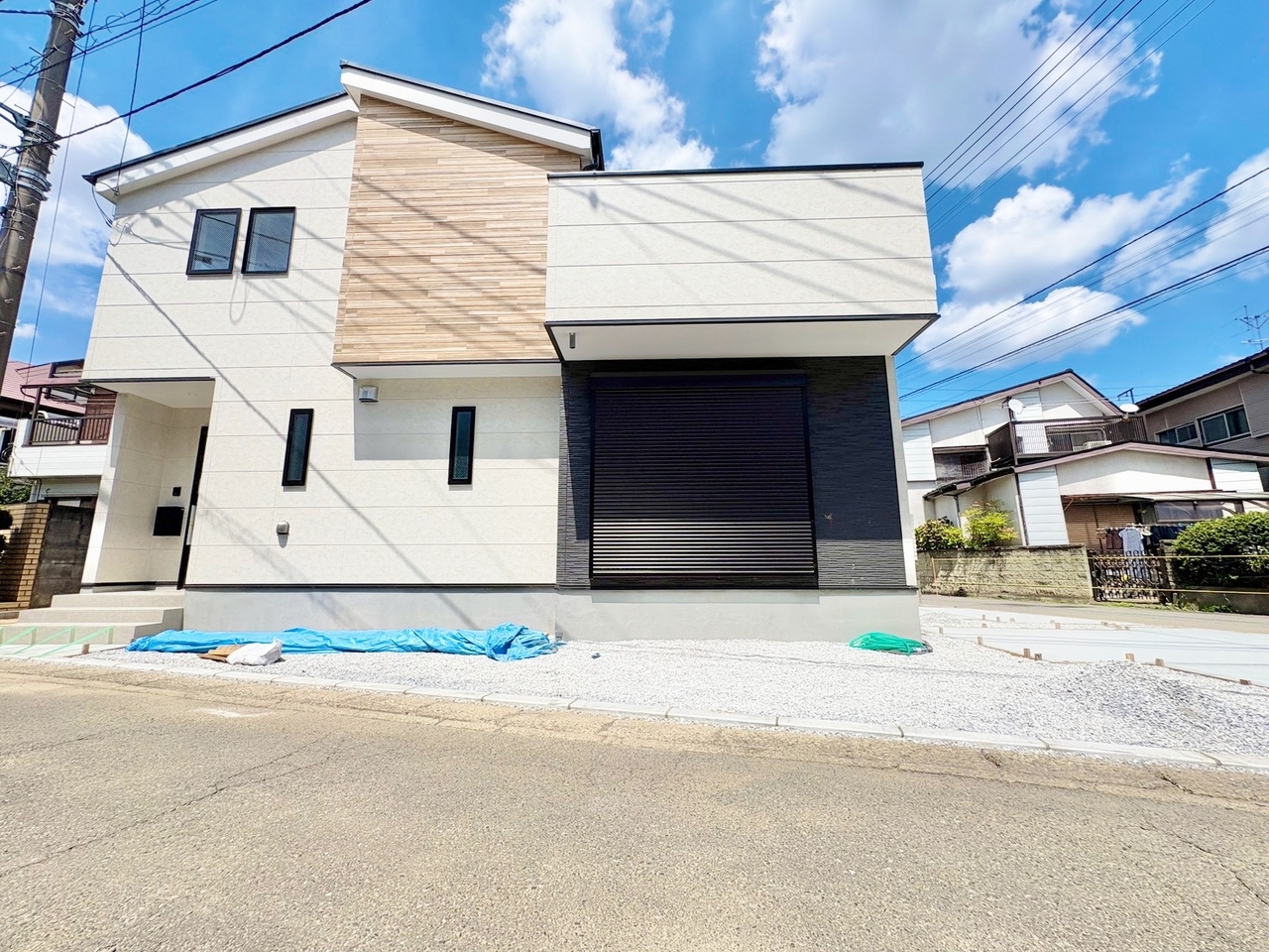 開放感のある角地に面した邸宅。設計者の拘りが伝わってくる素敵な建物です。
