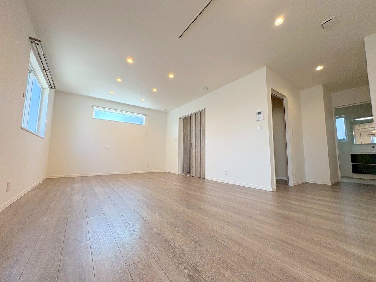 室内には豊かな陽光が注ぎ込み、爽やかな住空間を演出。