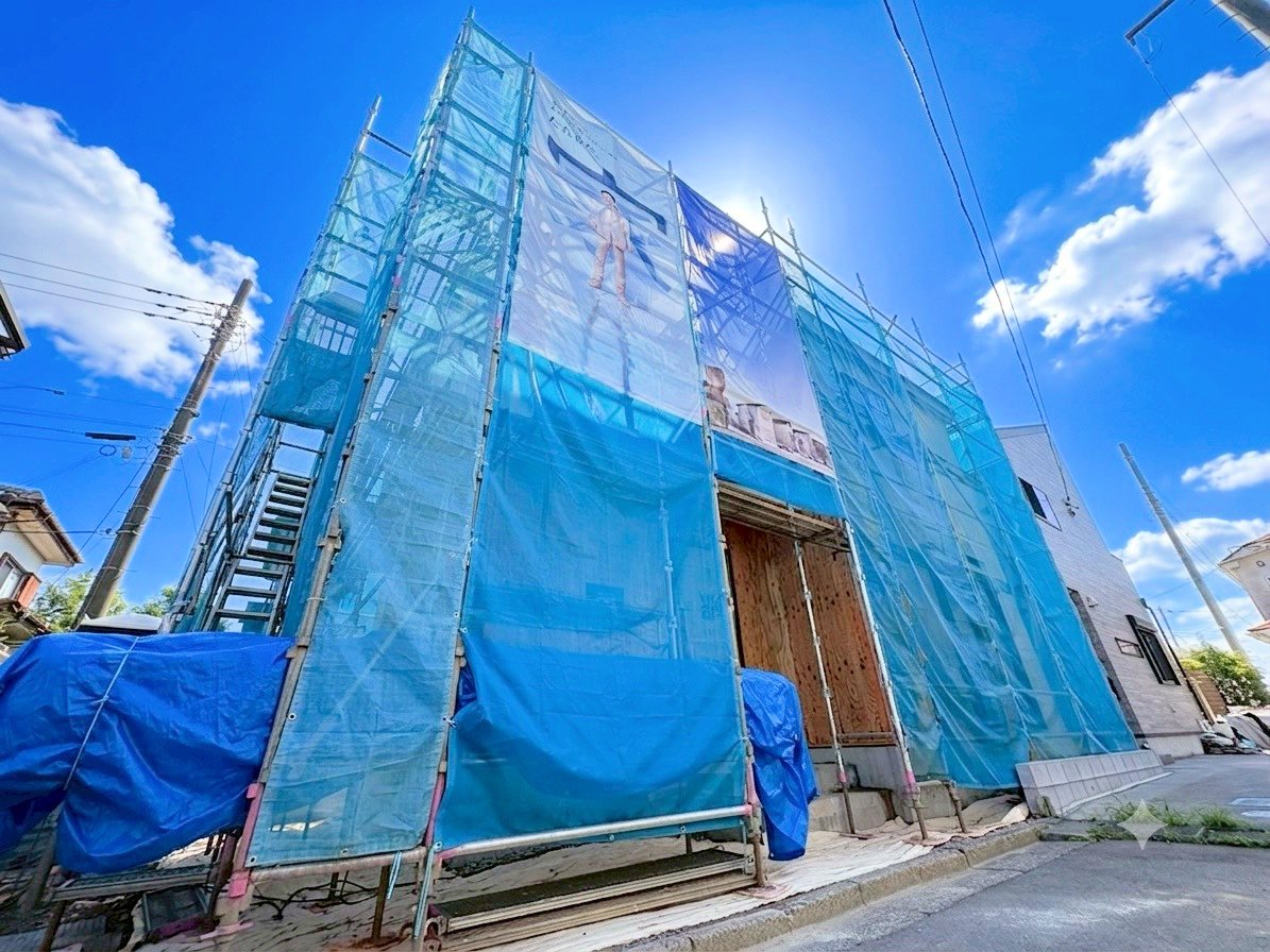 南西・北東の両面道路です。室内には豊かな陽光が注ぎ込み、爽やかな住空間を演出。(令和8年7月撮影)