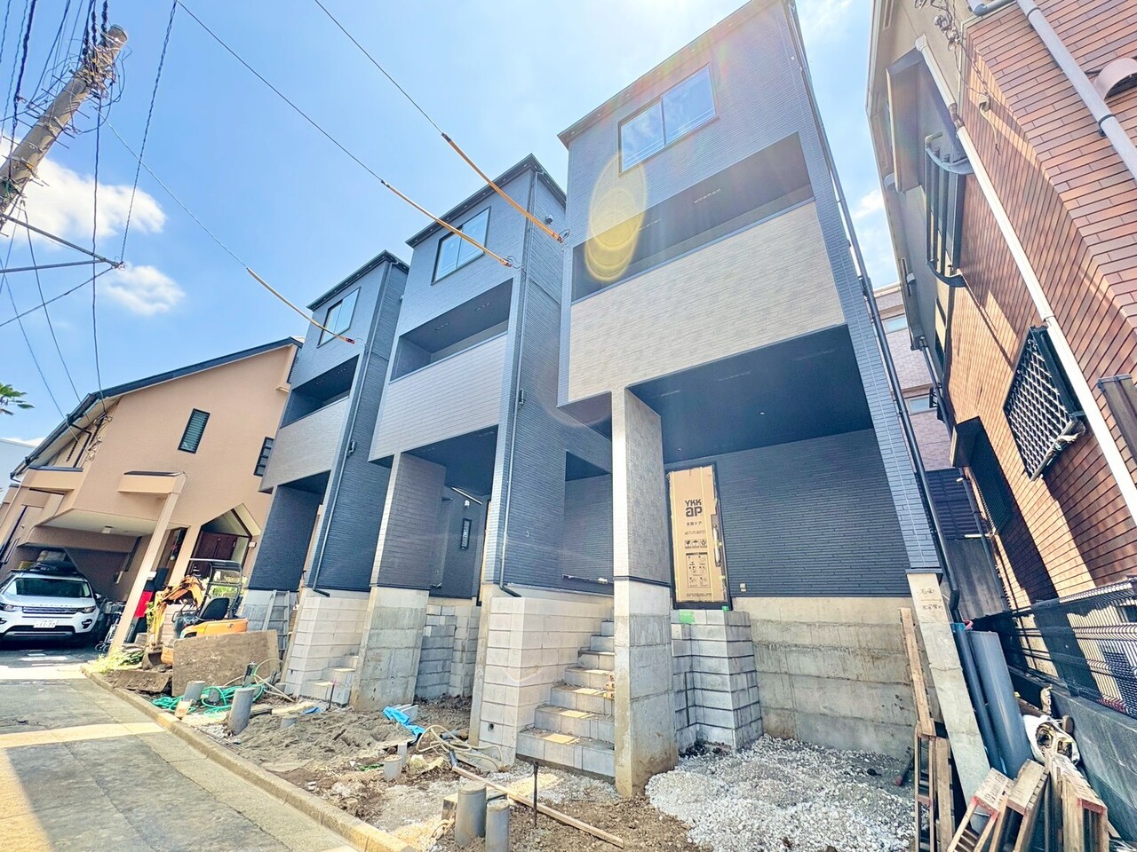 右が当物件。スーパーやコンビニが徒歩５分圏内、小・中学校も近く通学も安心。(令和8年7月撮影）