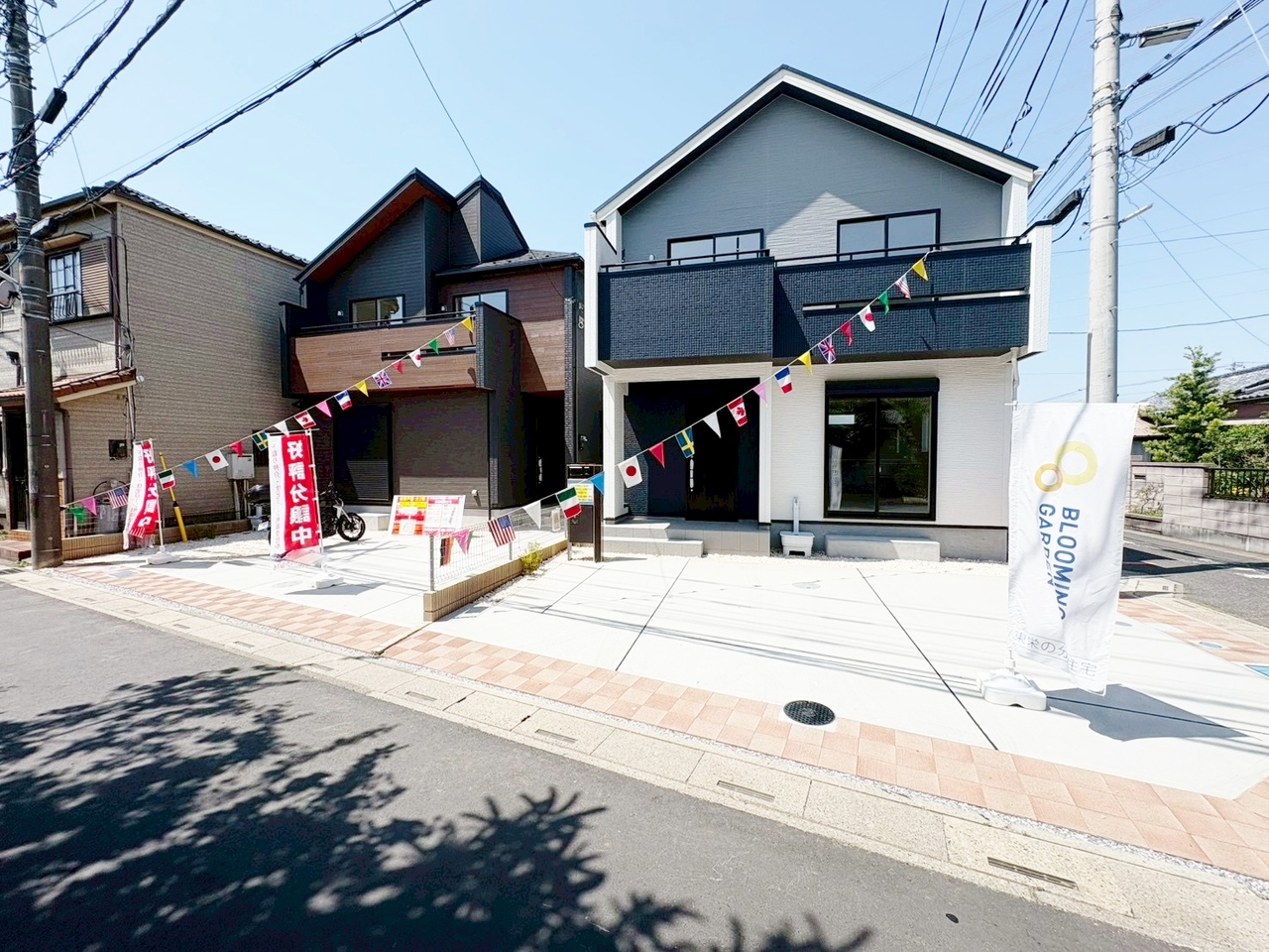右側が当物件。開放感のある角地に佇みます。(令和8年2月 撮影)