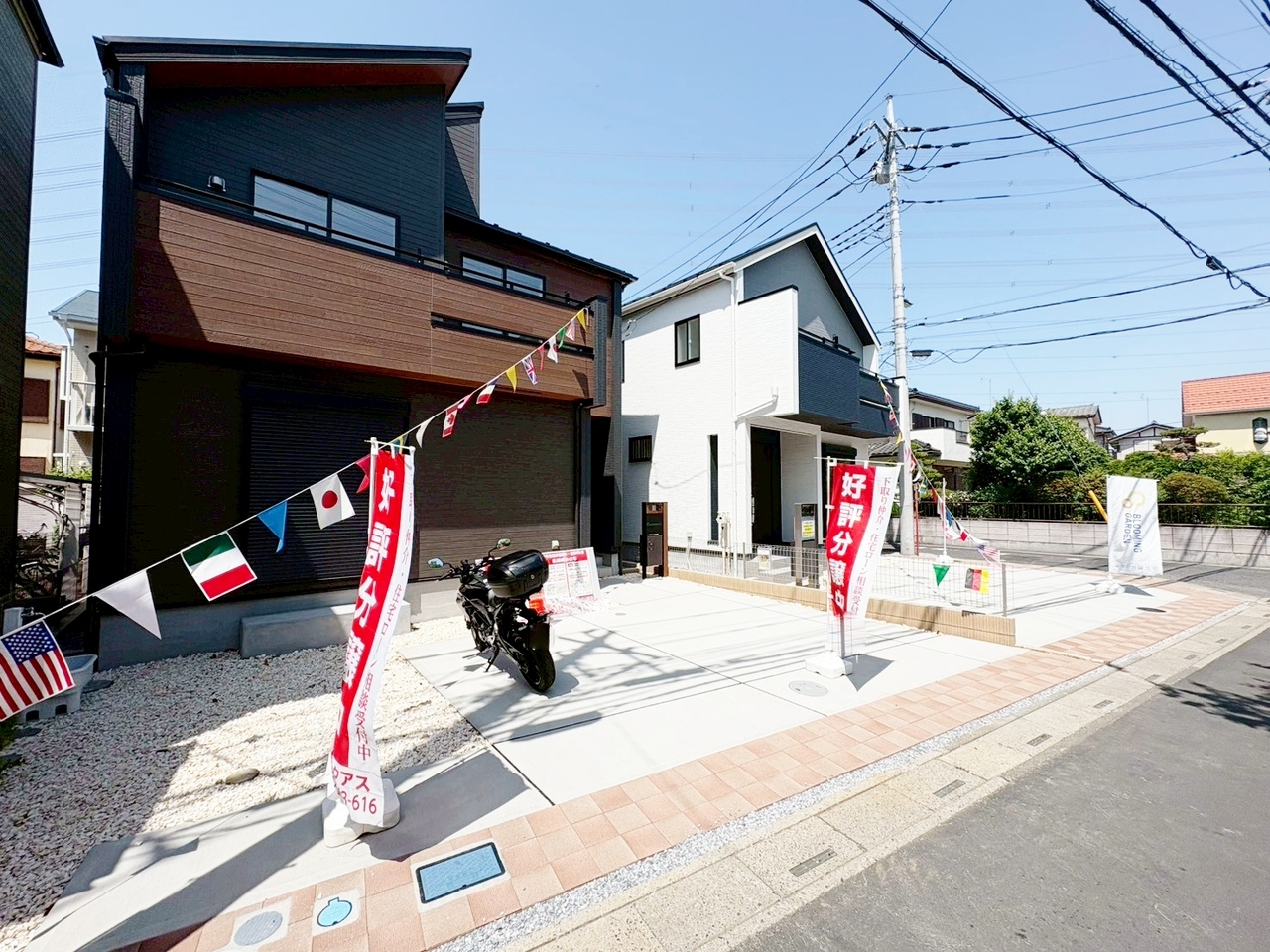 左側が当物件。閑静な住宅街に佇みます。ゆったりした時間が流れる住環境。