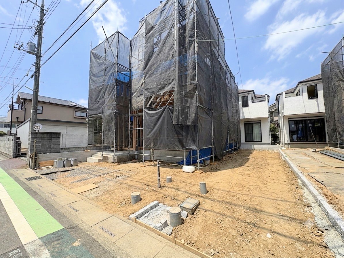 広々としたLDKは21帖の大空間。開放感のあるオープンキッチンを採用。(令和8年7月撮影)