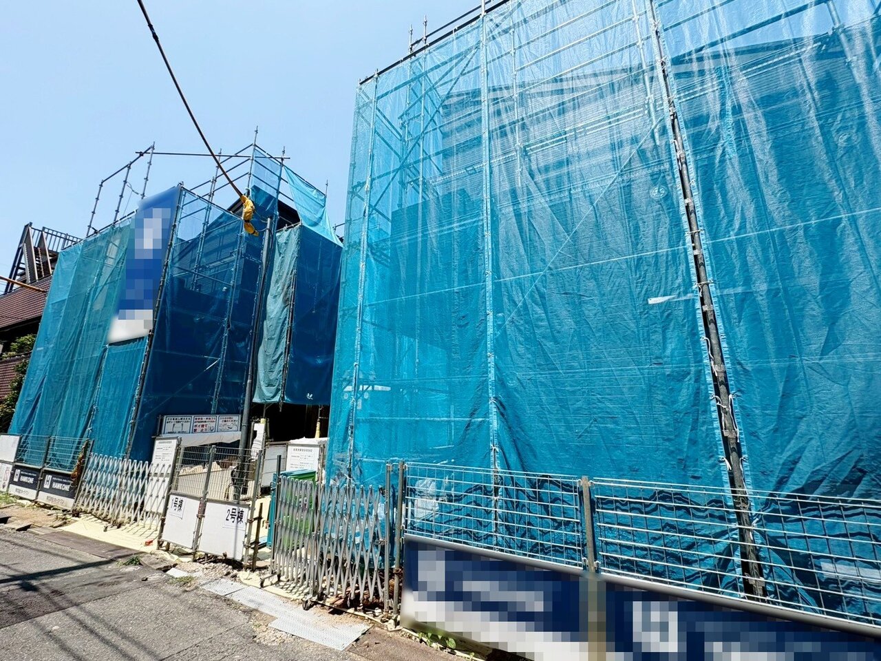 手前が当物件。プライバシーに配慮した2階リビング設計。(令和8年7月撮影)