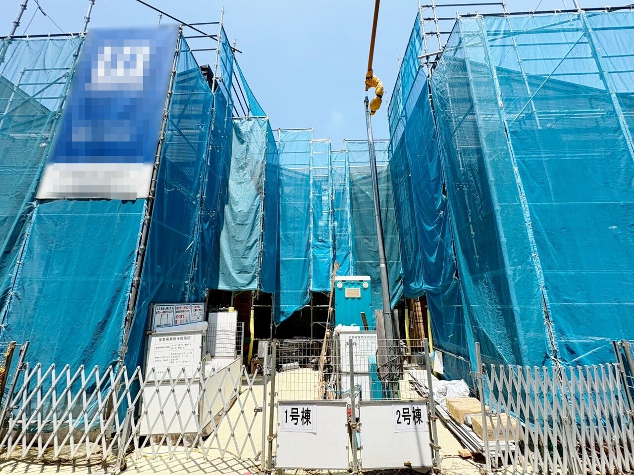 右手前が当物件。全居室二面採光、収納を確保しています。(令和8年7月撮影)