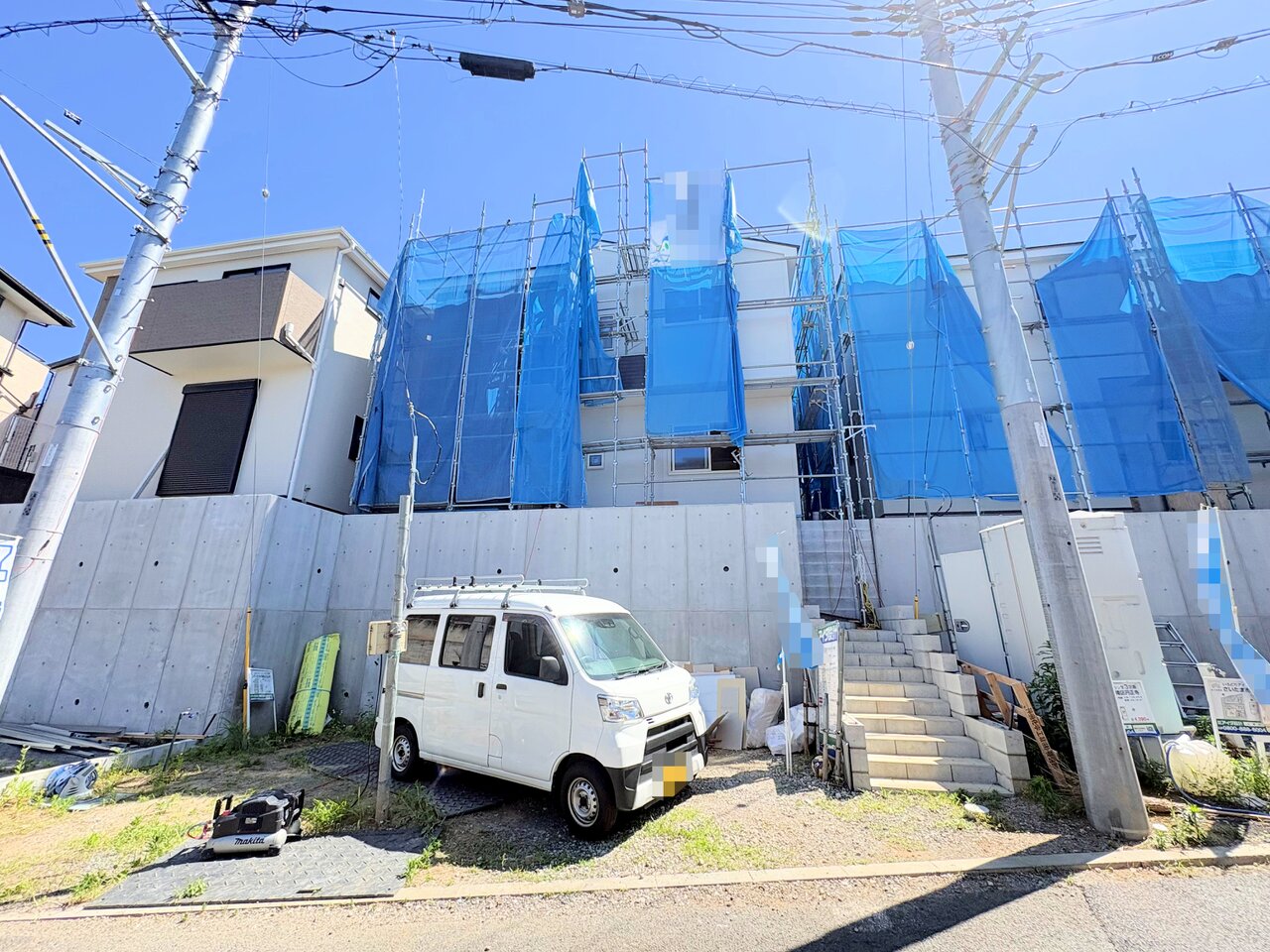 右端が当物件。敷地面積は41坪超、4LDK+カースペース2台分のお住まい。(令和8年6月 撮影)