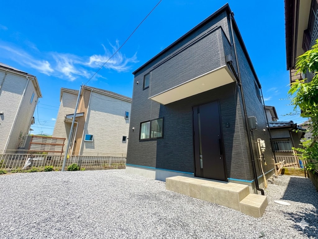 2025年6月築の未入居のお住まい。濃い色の外観が上品な印象を与える佇まい。