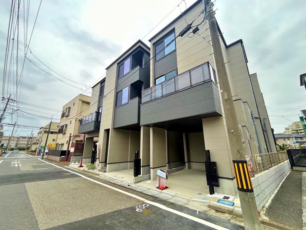 右側が当物件。戸田公園駅徒歩14分の立地。小・中学校まで徒歩4分以内でお子様の通学も安心です。