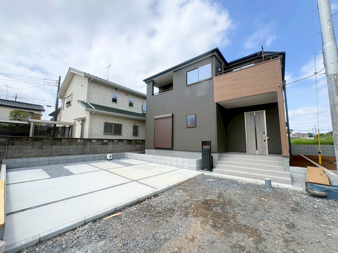 【2号棟】スーパーやコンビニまで徒歩圏内です。周辺環境とのコラボレーションにより統一感を演出。