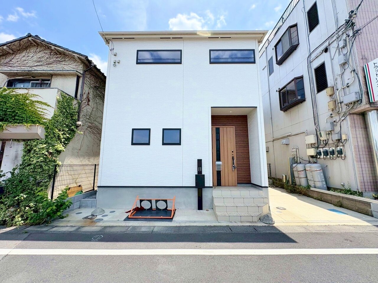 陽光に映し出される美しい外観。2024年3月築の未入居物件。ゆとりある5LDKのお住まい。