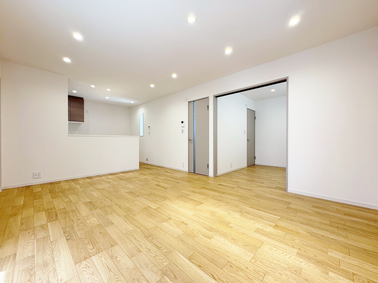 室内には豊かな陽光が注ぎ込み、爽やかな住空間を演出。