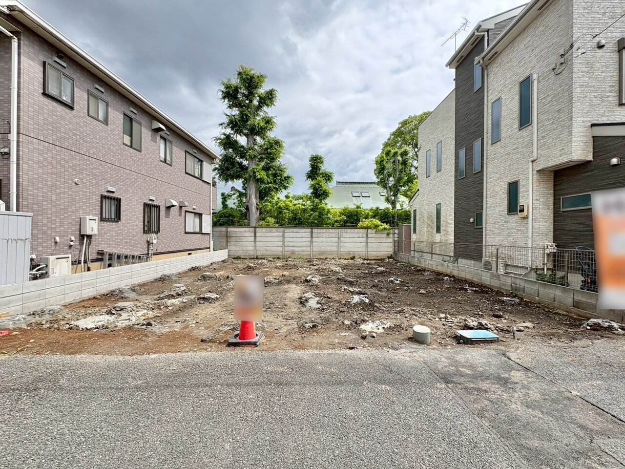 右側の区画がA号棟です。北戸田駅まで徒歩１３分、小中学校まで徒歩９分圏内です。(令和8年5月 撮影)