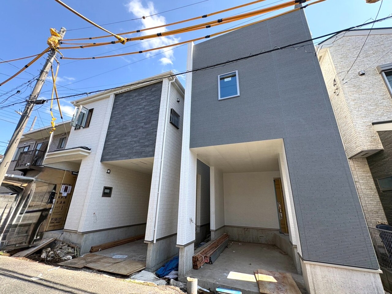 左がB号棟。北戸田駅まで徒歩１３分、小中学校まで徒歩９分圏内です。(令和8年7月撮影)