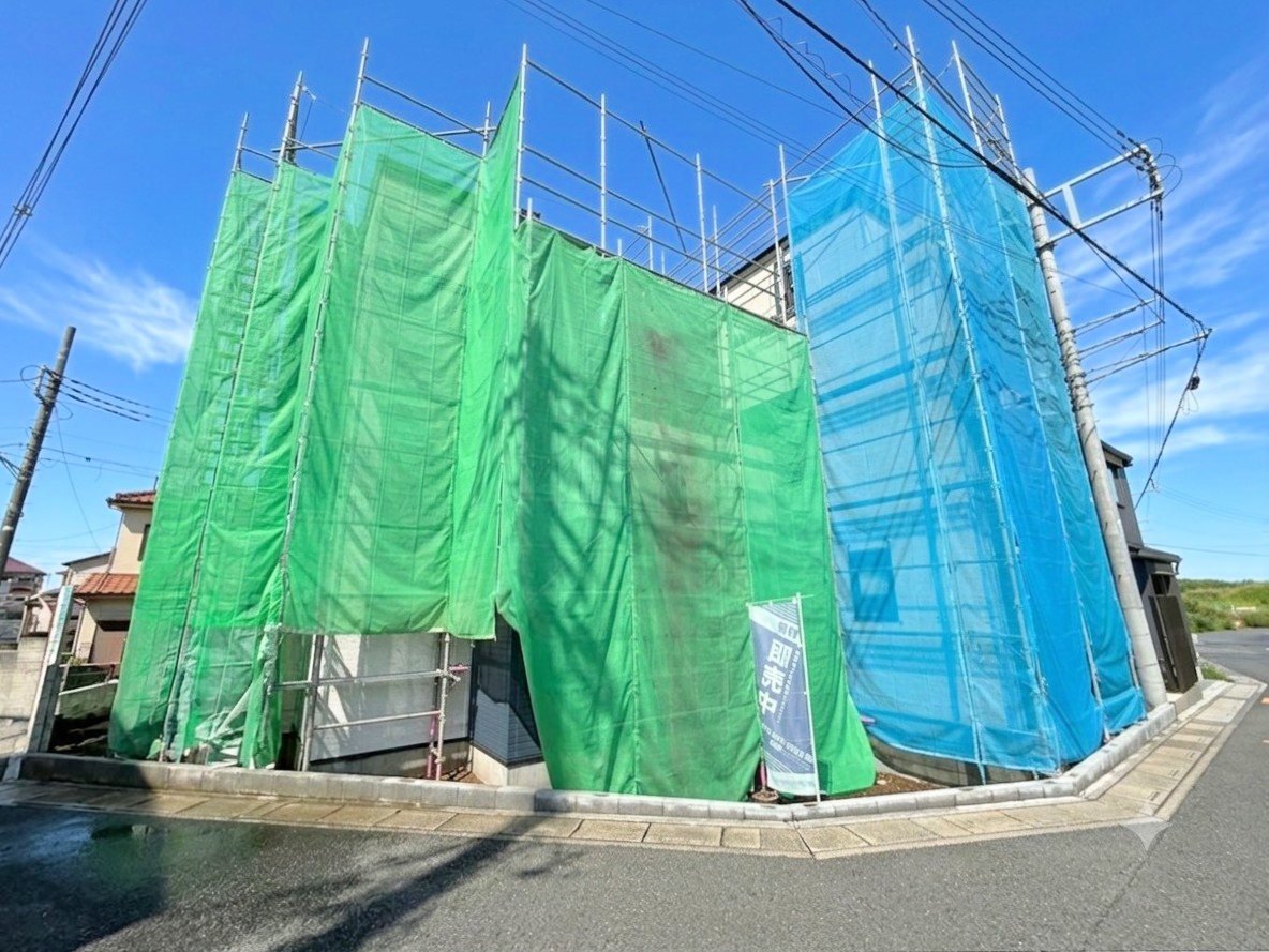 左が当物件。プライバシーに配慮した2階リビング設計。(令和8年7月撮影)