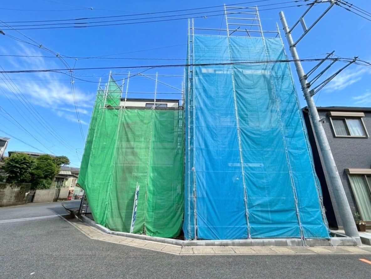 並列で2台駐車可能なカースペース。1台はビルトインガレージに駐車できます。(令和8年7月撮影)