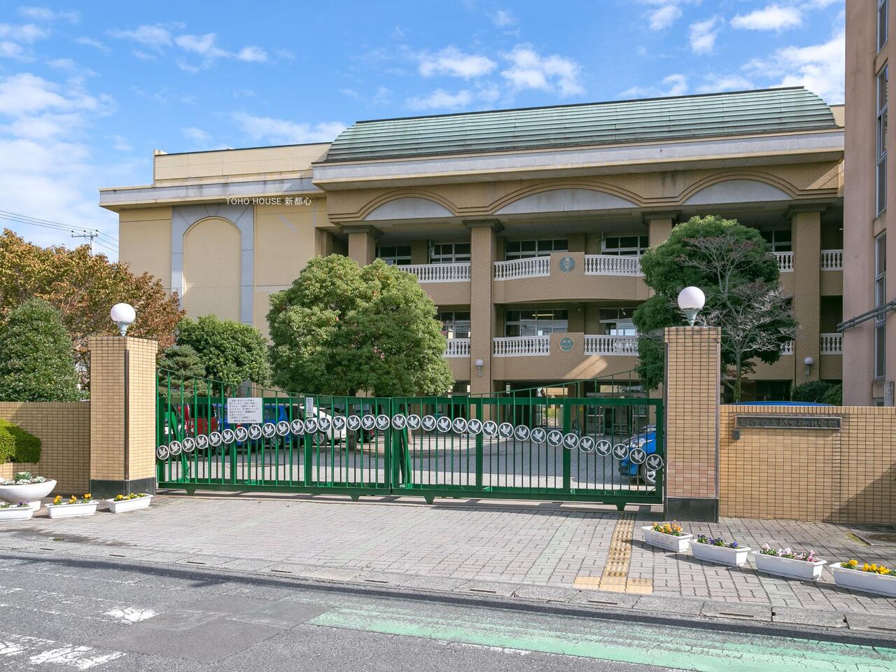 越ケ谷小学校まで約350m