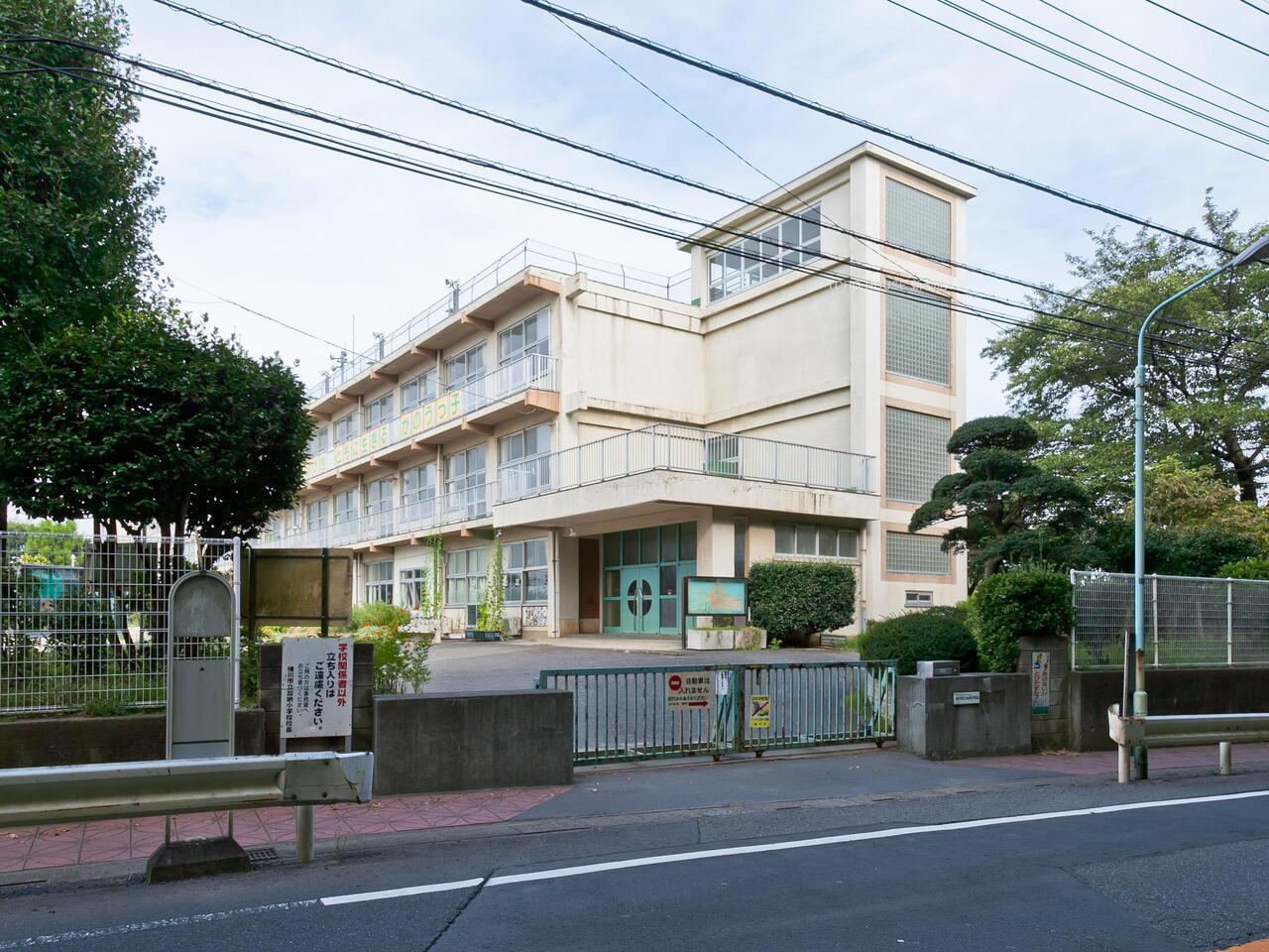 加納小学校まで約1345m