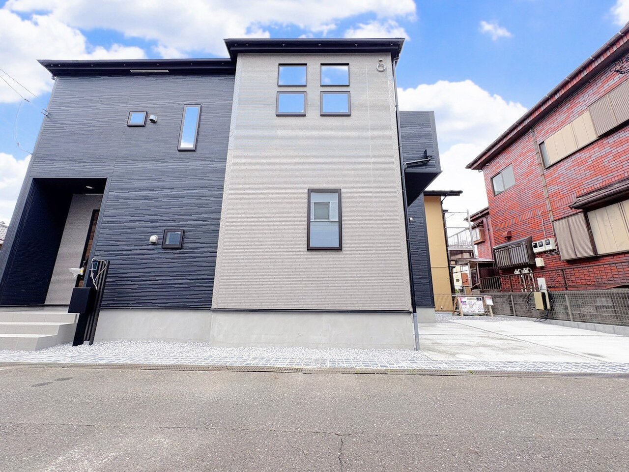 桶川駅まで徒歩10分、角地を活かした光と風を呼び込む心地良い住空間。