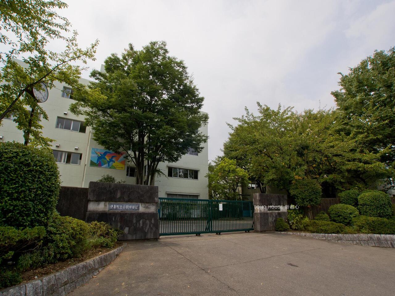 小針中学校まで約1300m