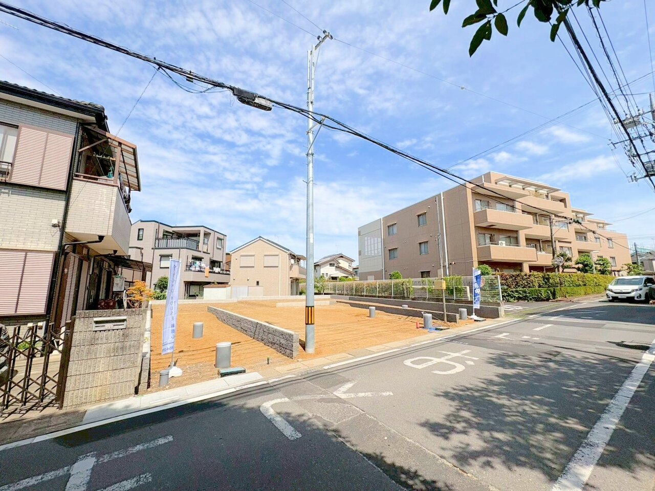 自然が多く残る閑静な住環境。バイパス周辺には大型の商業施設が充実しています。(令和8年6月 撮影)
