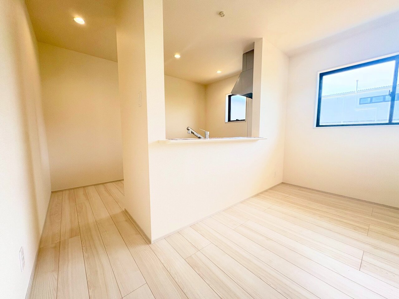 ダイニングとつながるキッチンからは部屋中が見渡せます。