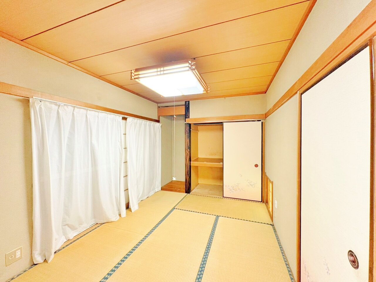 陽光が優しく包む穏やかな和室。