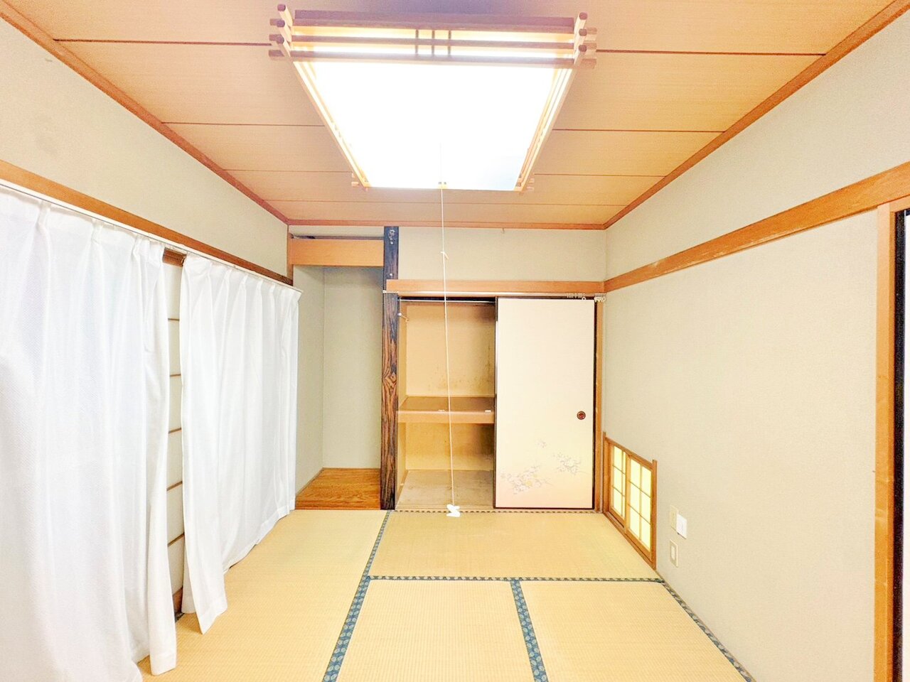 掛け軸や生花などが飾られる床の間付きの和室。