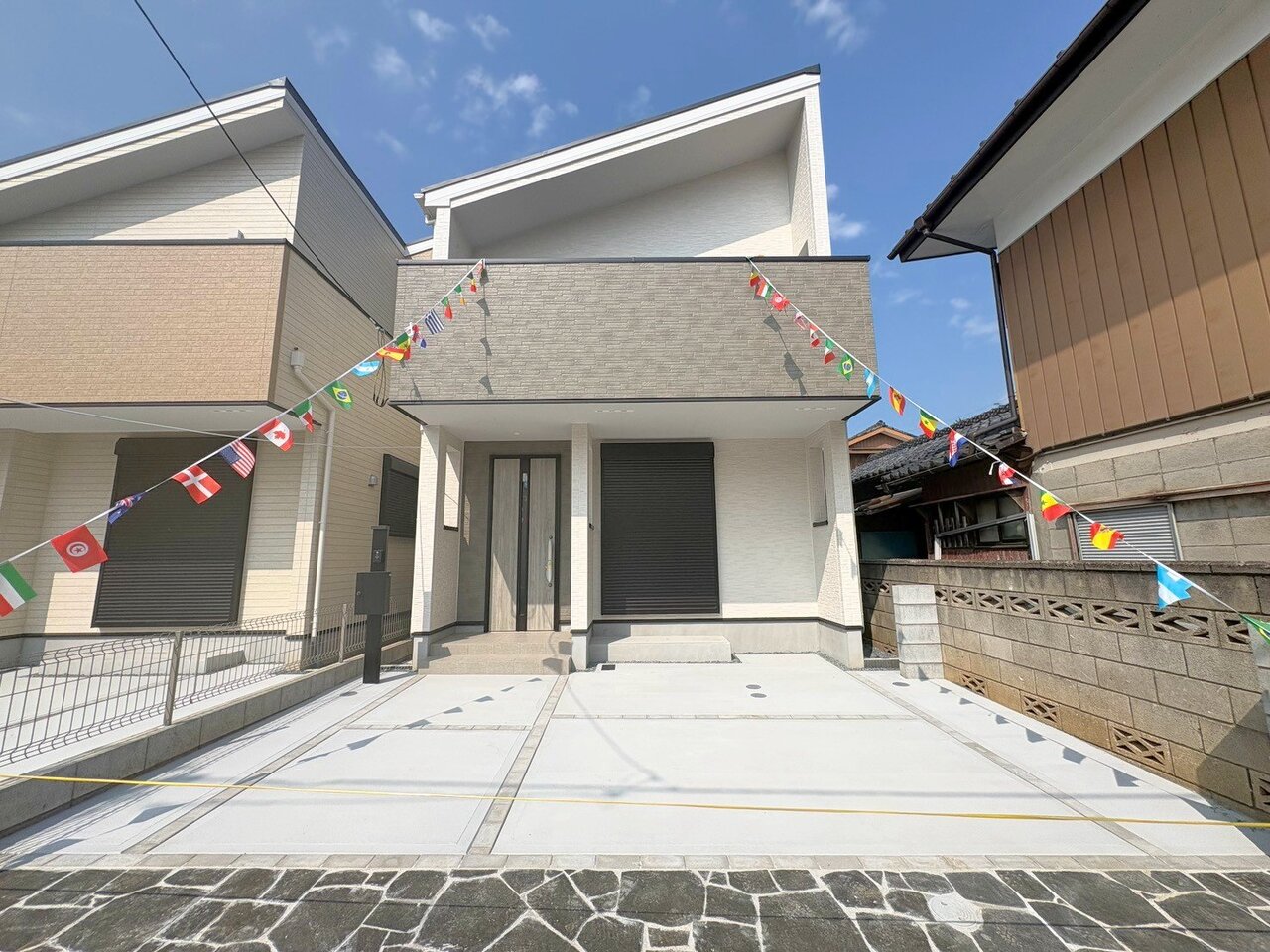 上尾駅徒歩15分の立地です。印象的な家の顔が訪れる人を惹きつける外観です。