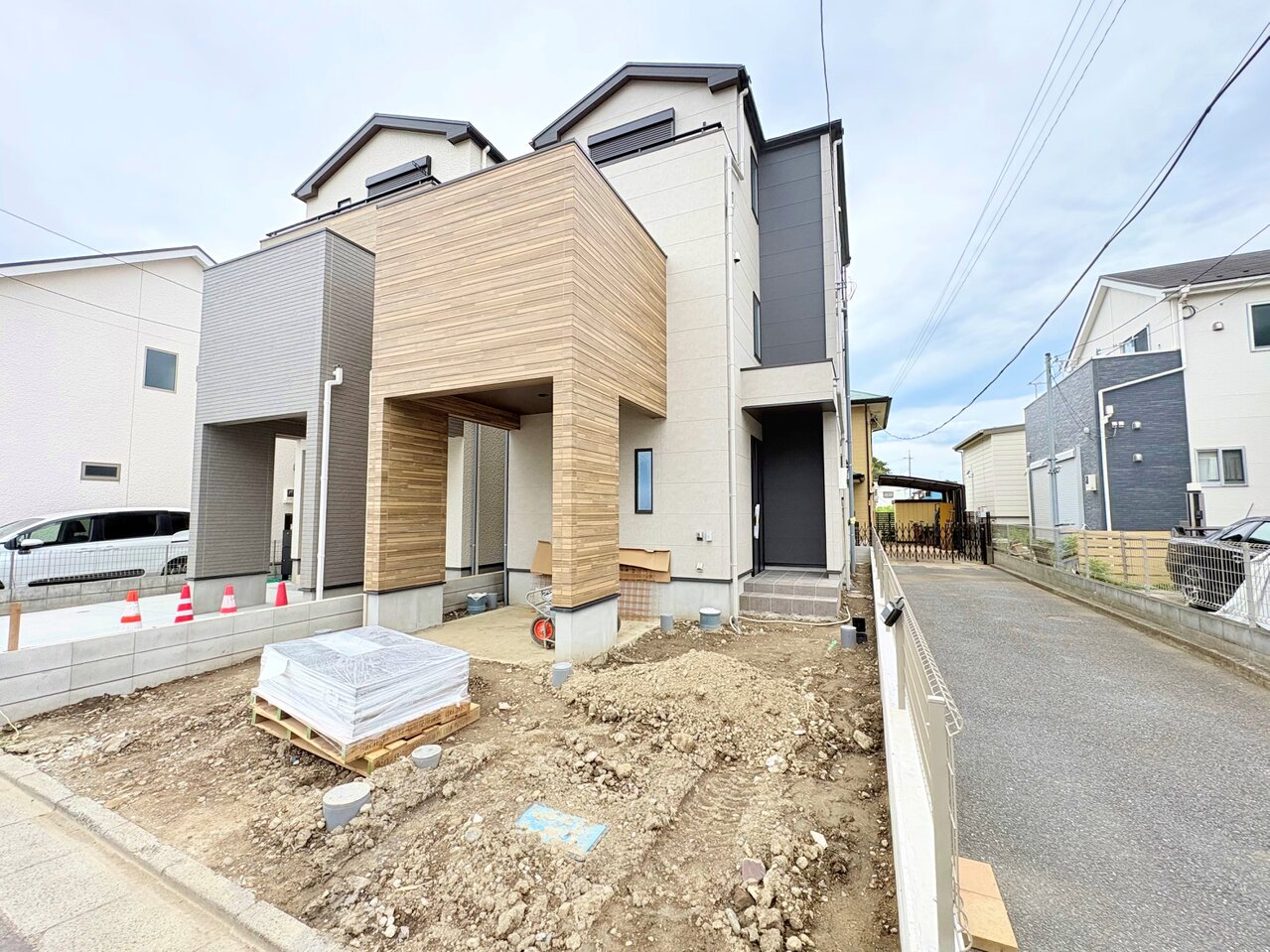 北上尾駅まで徒歩13分の整形地、洗練されたデザインの外観が街並みに彩りを演出します。(令和8年6月 撮影)