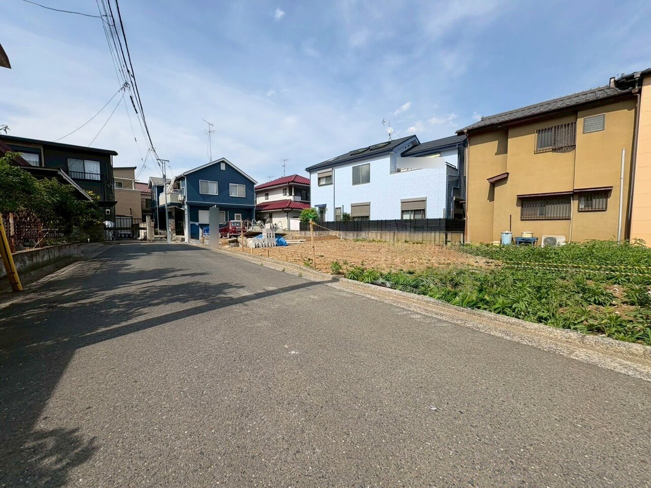 右側が当物件。水回りをまとめた家事ラク設計。(令和8年6月 撮影)