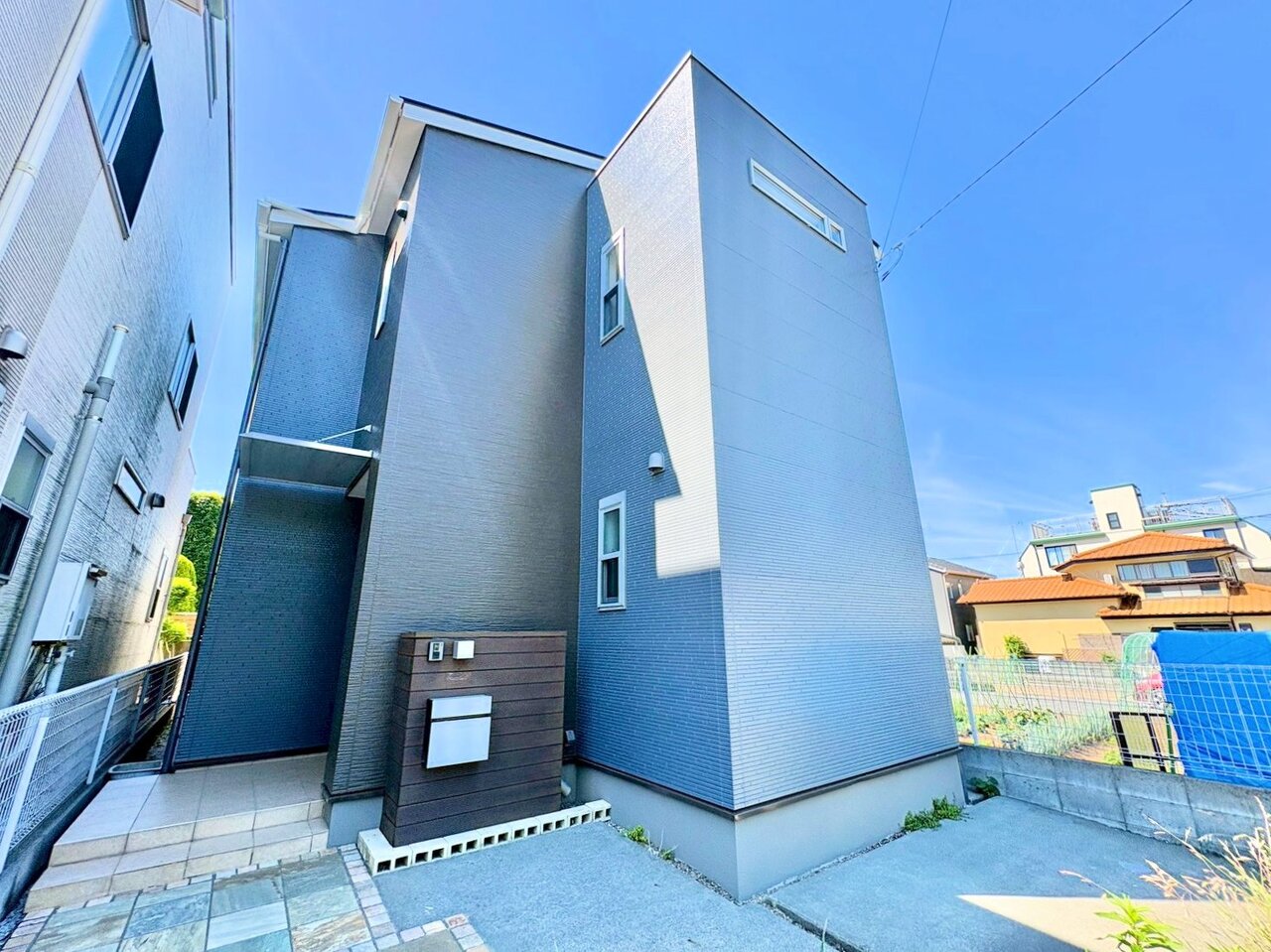 南側隣地は空き地につき、開放感のある陽当り良好なお住まい。