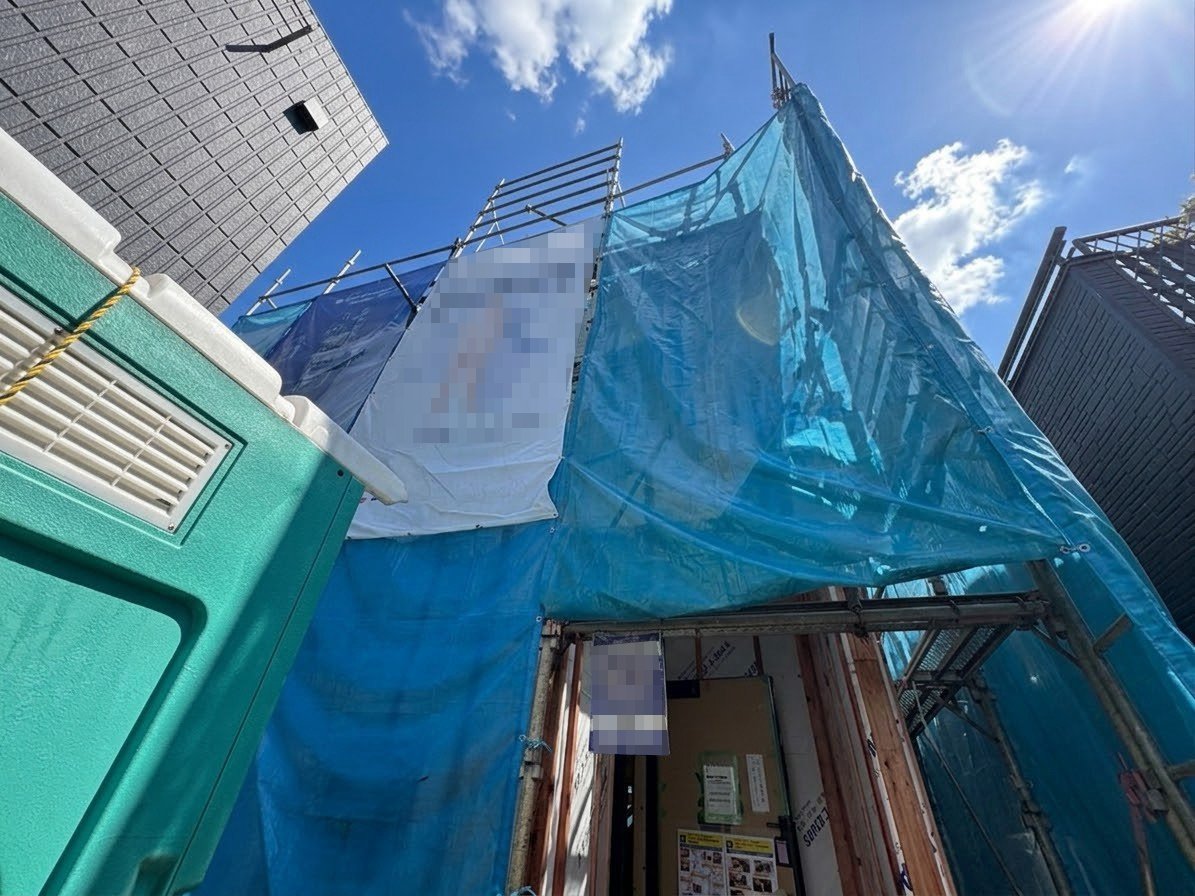 小学校まで徒歩３分、小学校が近くお子様の通学も安心です。(令和8年9月撮影)