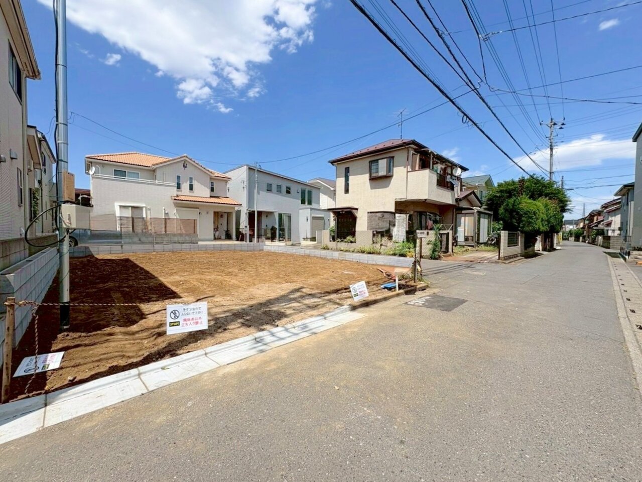 ゆとりある洗面スペースなら、朝の身支度と家事の時間が重なっても安心です。(令和8年6月 撮影)