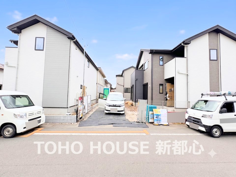 右側が当物件。3台駐車可能なカースペースです。(令和8年6月 撮影)