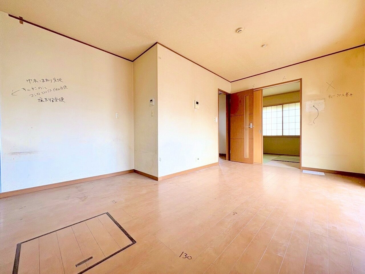 どこにいても空間全体を見渡せるおしゃれなLDKです。リフォーム前(令和8年6月 撮影)