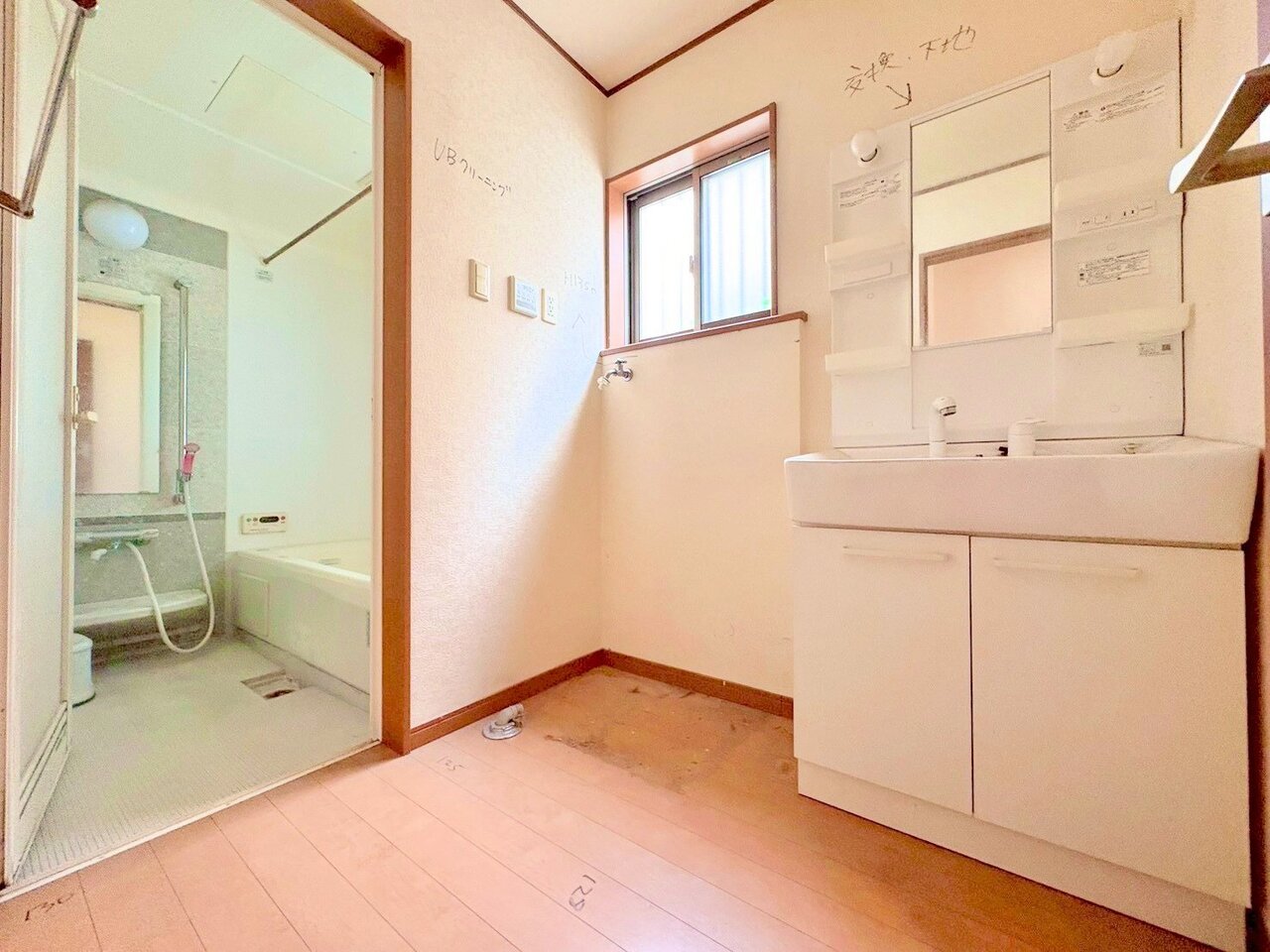湿気がこもりやすい洗面所には窓があり換気がしっかり行えます。リフォーム前(令和8年6月 撮影)