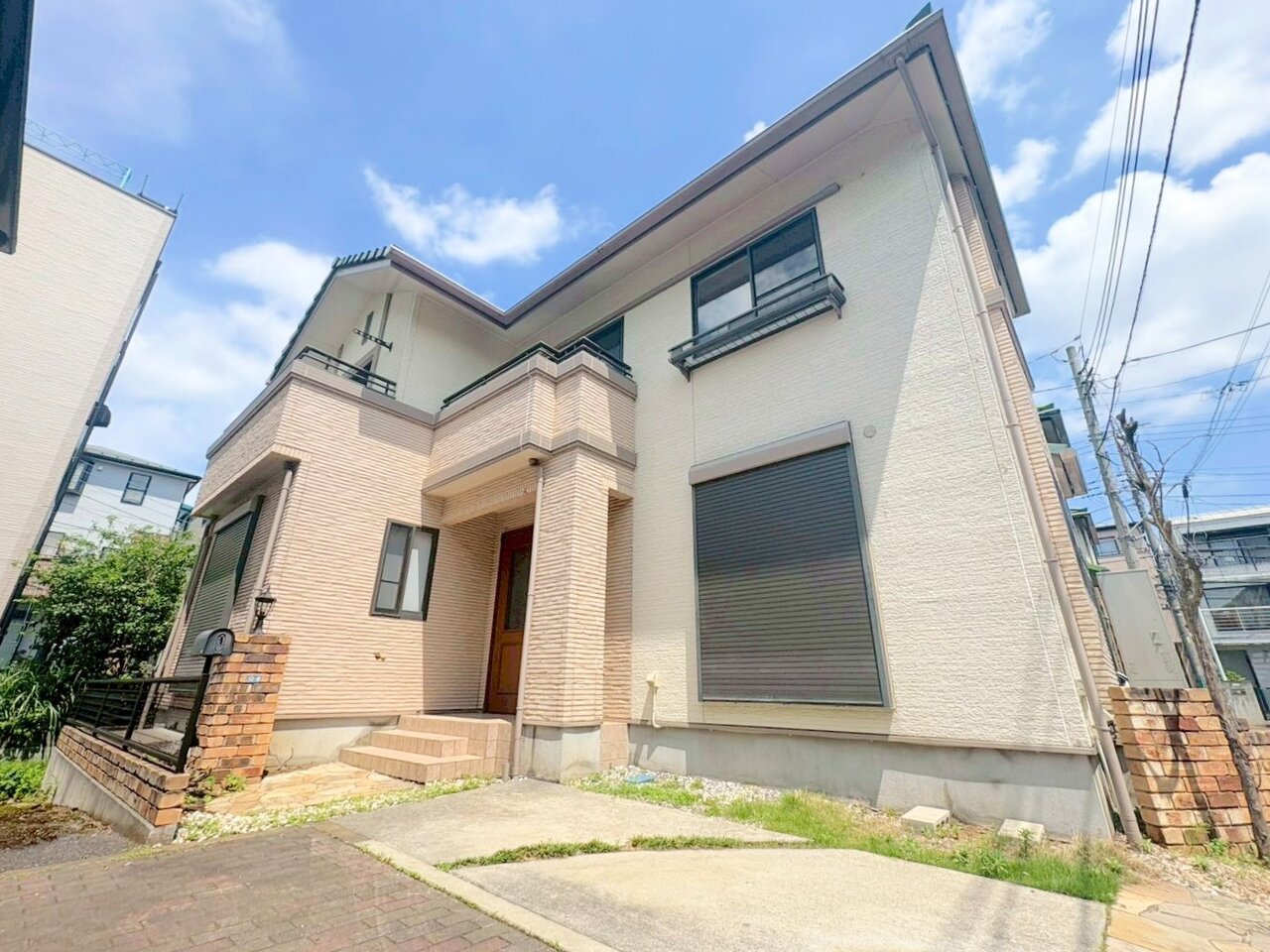 南与野駅徒歩9分、小学校まで徒歩3分、スーパーやコンビニなど買い物施設まで徒歩9分圏内で便利な立地です。