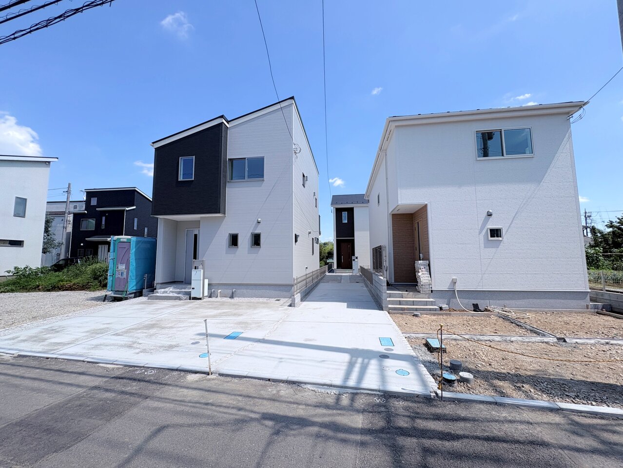 【1号棟】右手前が当物件。ワンランク上の装いで訪問された方を迎えます。